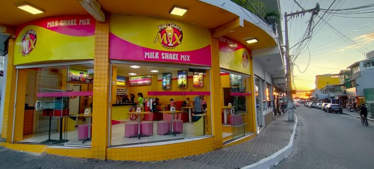 Beliebter Laden für Acai und Milkshakes in Brasilien