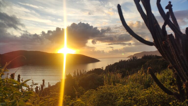 Sonnenaufgang über Bergen im Meer