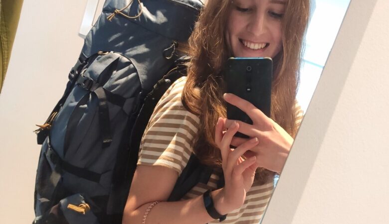 Selfie mit gepacktem Backpack