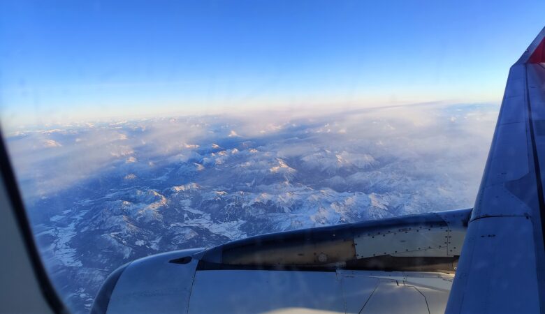 Ausblick auf Schneeberge beim Flugzeug fliegen