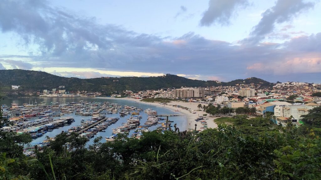Blick über Hafen, Strandpromenade und Stadt in Brasilien