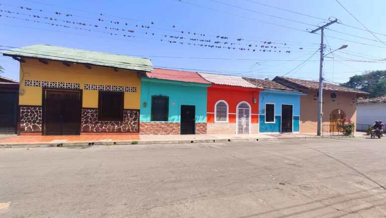 Bunte Häuserzeile in Granada, Nicaragua