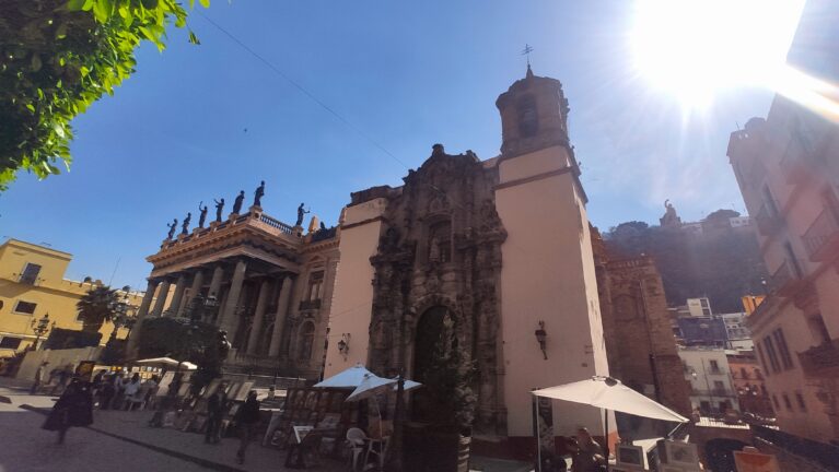 Stadttheater von Guanajuato in Fußgängerzone