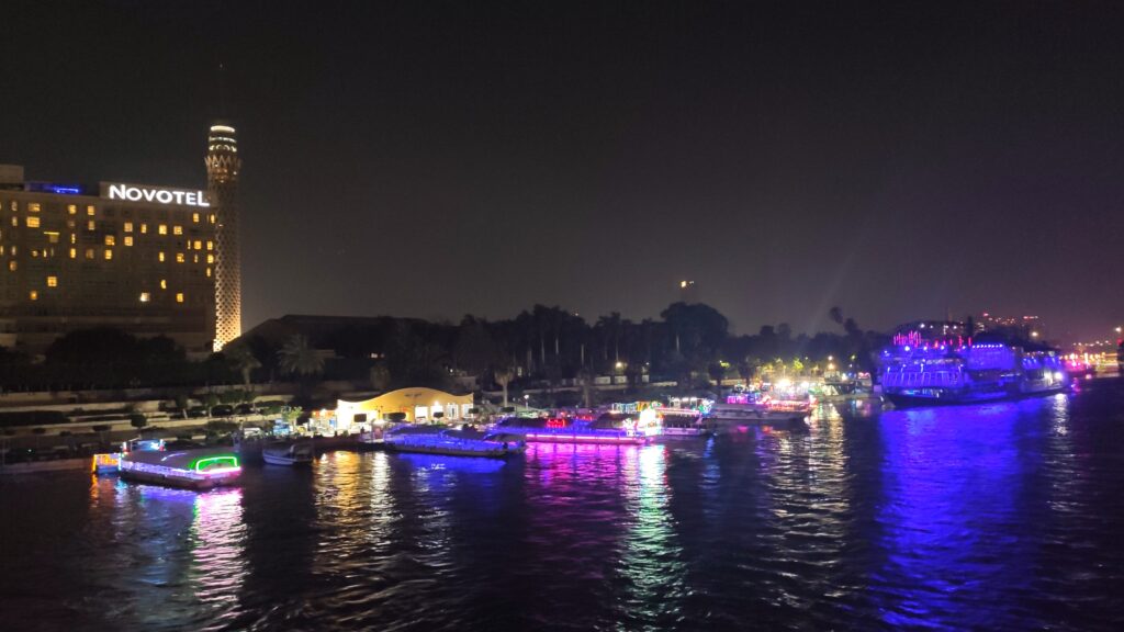 Kairo bei Nacht: Ausblick auf den Nil