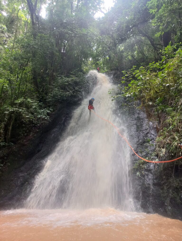 Abseilen beim Canyoning in Brasilien