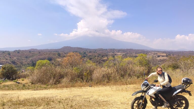 Motorradtour am aktiven Vulkan Popocatépetl in Mexiko