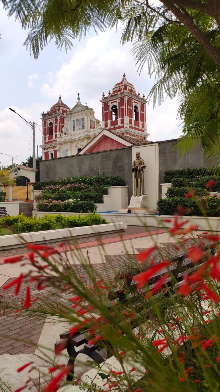 Rote Kirche mit Park und Ausblick auf die Stadt