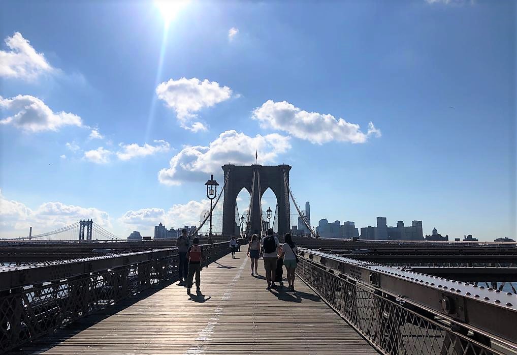 Die Brooklyn-Bridge unter blauem Himmel und Sonnenschein