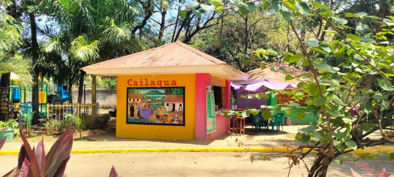 Bunt bemalter Imbiss in Nicaragua