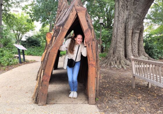 Willkommen aus kleinem Holzhaus im Park