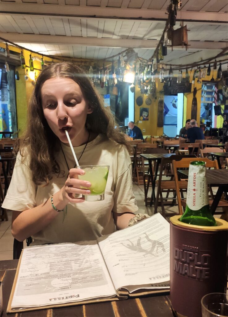 Ich beim Trinken des brasilianischen Nationalgetränks