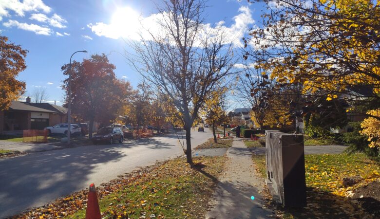 Straßen in Kanada mit Herbstland