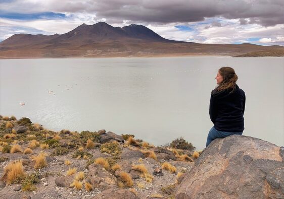 Blick auf weite Lagune und Berge im Hintergrund in Bolivien