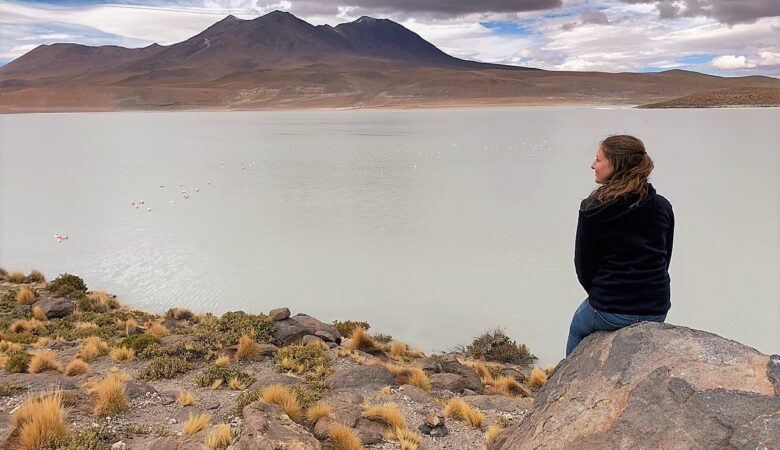 Blick auf weite Lagune und Berge im Hintergrund in Bolivien