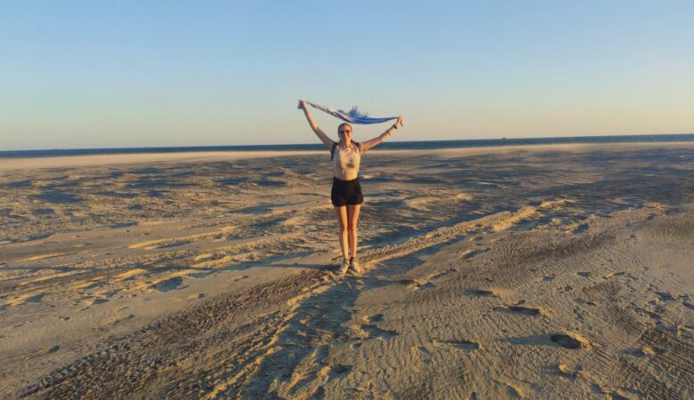 Sprachen lernen am windigen Strand in Mexiko