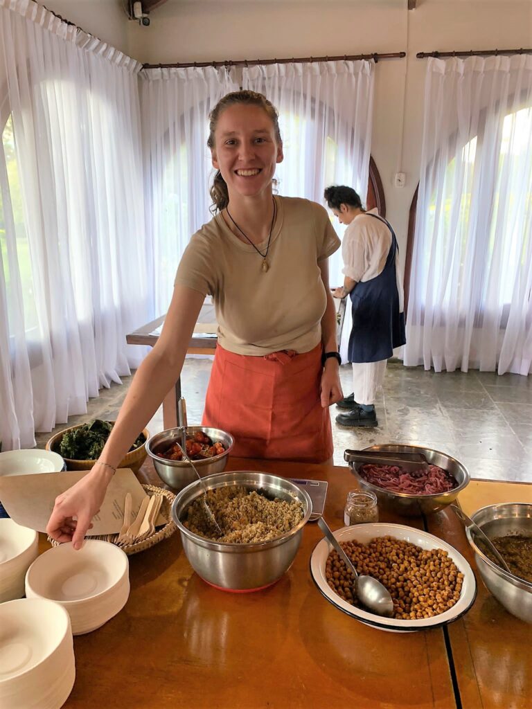 Ich beim Catering, beim Anrichten und geschafft danach