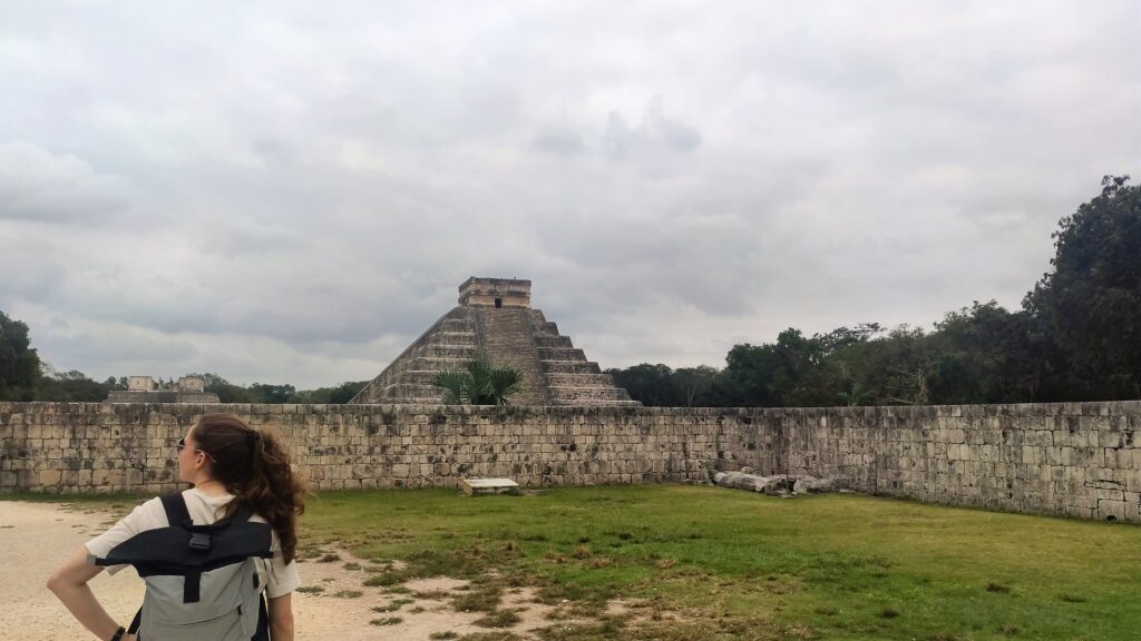 Ich vor der Maya-Pyramide Chichén Itzá